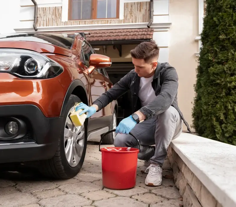 Lavage auto à domicile Saint-Pierre-d'Entremont : professionnel intervenant sur un véhicule